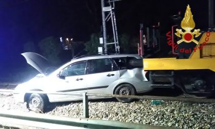Schianto a Erba: il treno finisce contro un'auto sui binari FOTO
