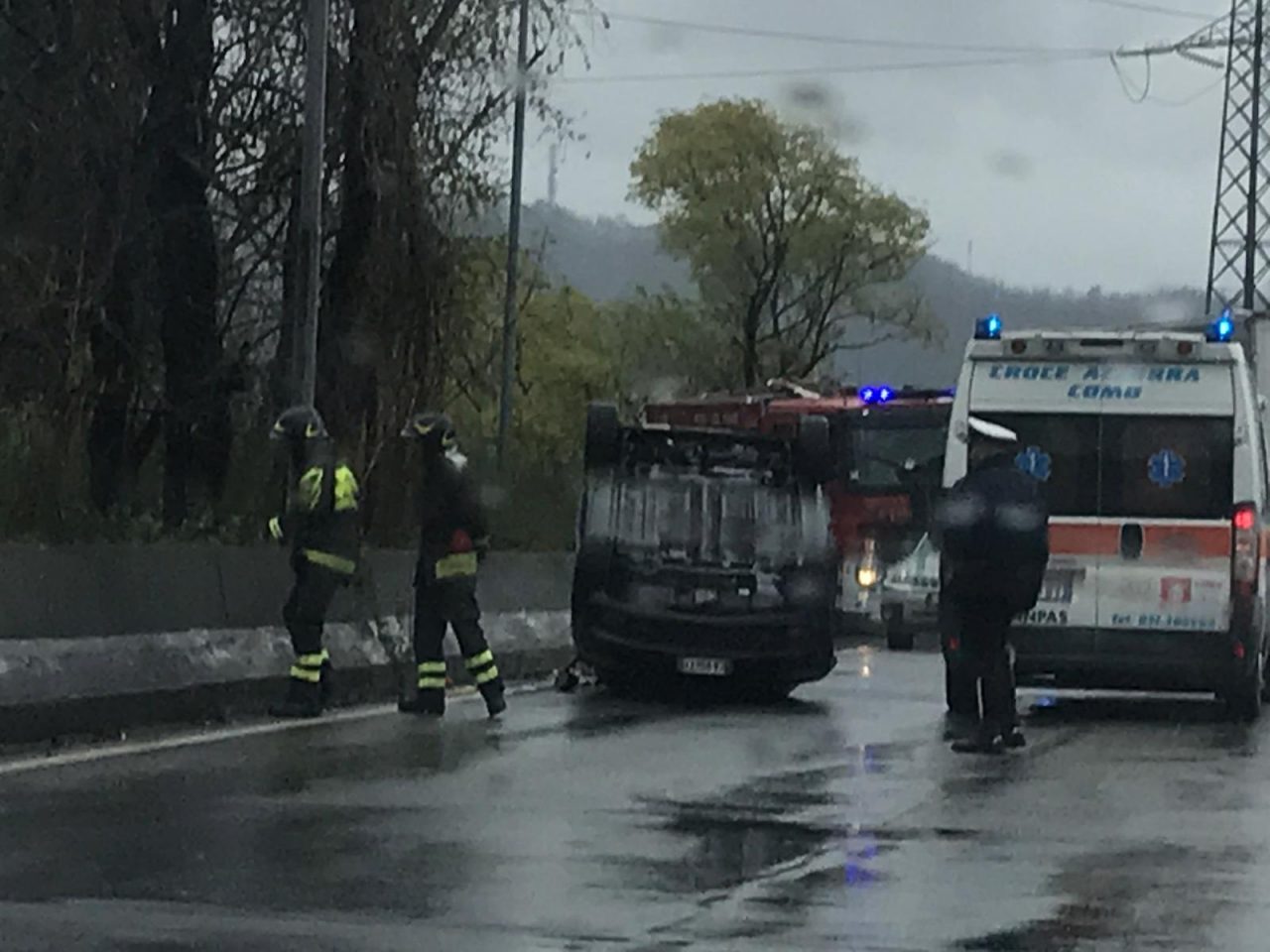 Si ribalta con l’auto a Como