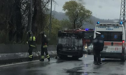 Si ribalta con l'auto a Como