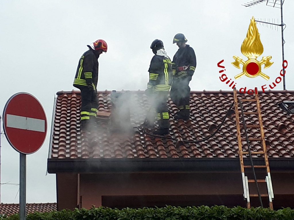Incendio canna fumaria a Casnate con Bernate
