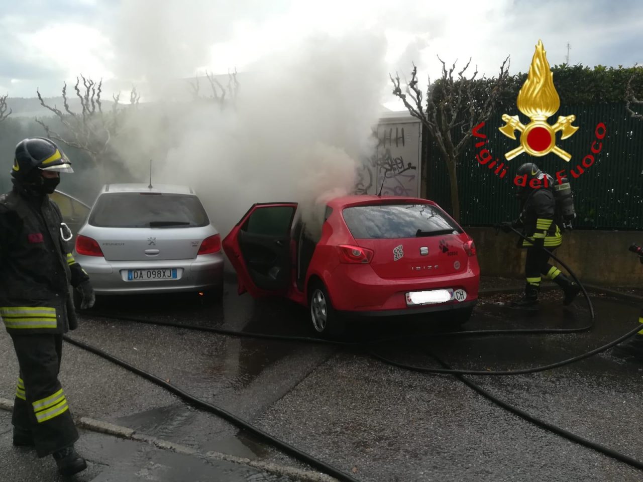 Auto in fiamme a Como FOTO