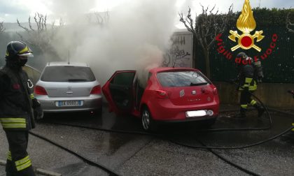 Auto in fiamme a Como FOTO