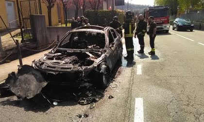 Auto in fiamme in via Provinciale a Tavernerio