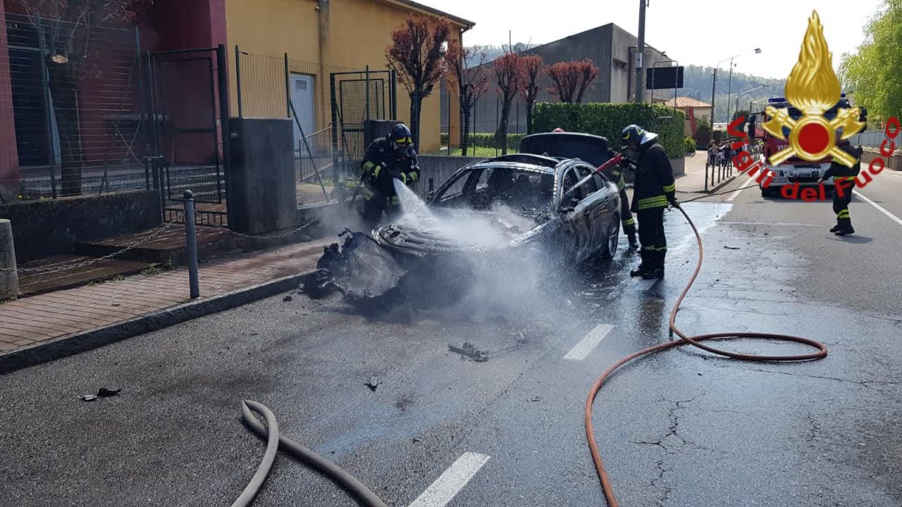 Auto prende fuoco a Tavernerio FOTO