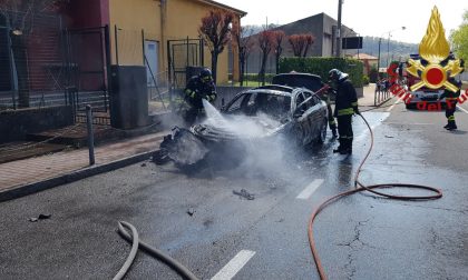 Auto prende fuoco a Tavernerio FOTO