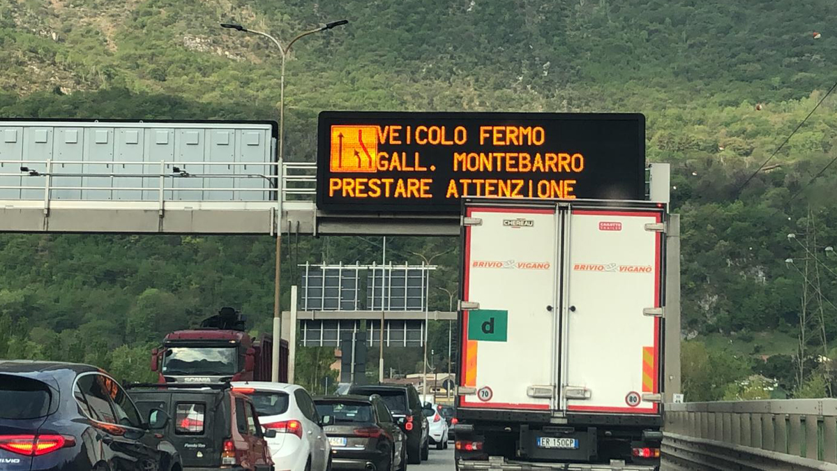 Tir in panne sulla Statale 36: traffico bloccato da Lecco verso Milano