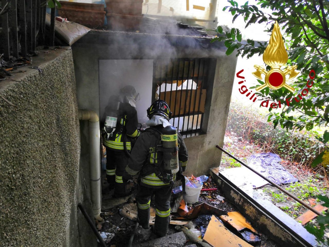 Incendio baracca usata dai senzatetto in via Regina Teodolinda FOTO
