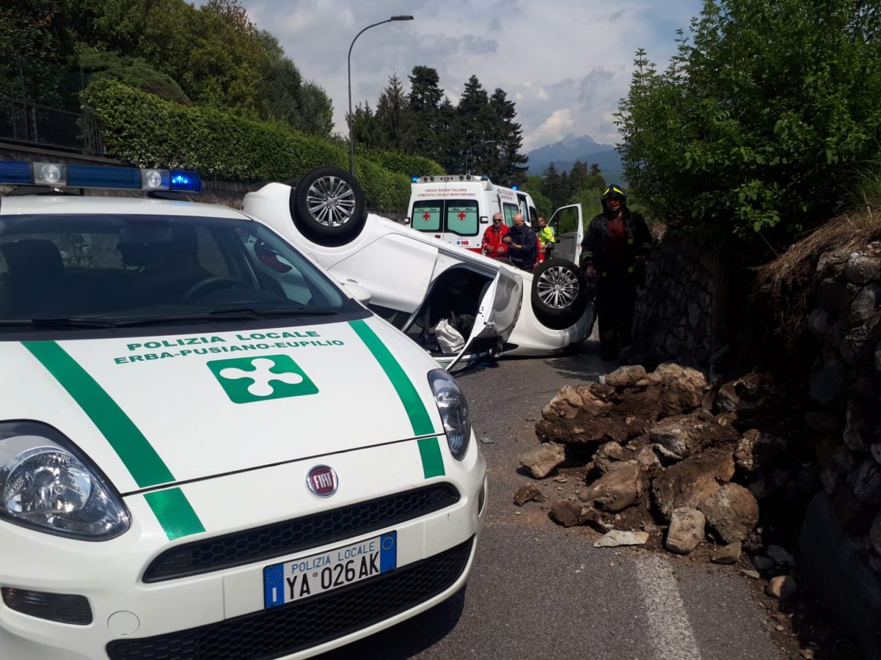 Ribaltamento in via Como a Erba FOTO