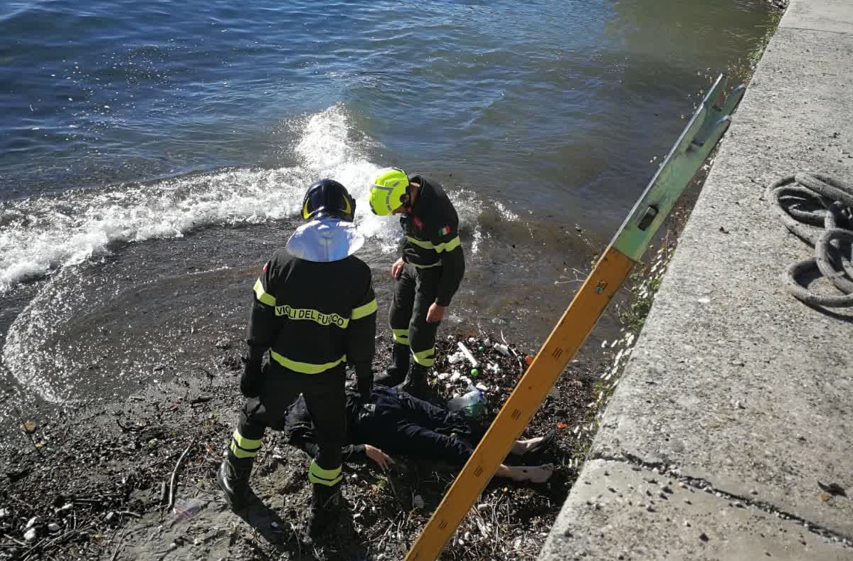 Tragedia a Lezzeno trovato un cadavere nel lago