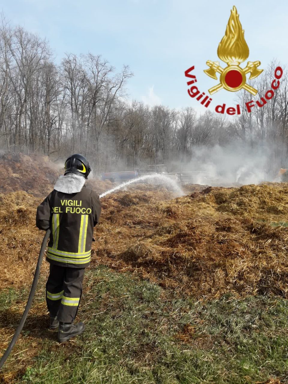 Incendio di stallatico, mobilitazione di mezzi dei Vigili del fuoco