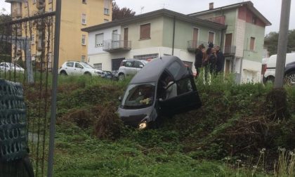 Fuori strada con l'auto a Villa Guardia