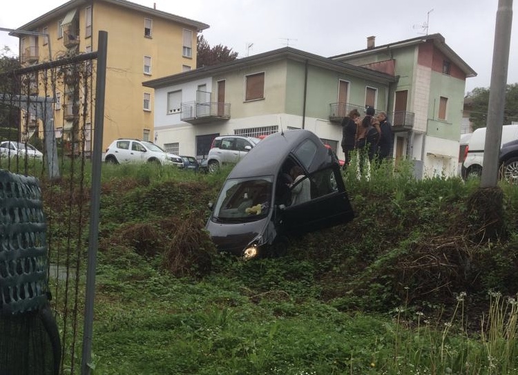Fuori strada con l’auto a Villa Guardia