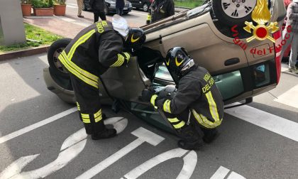 Auto ribaltata a Olgiate, ferite due donne FOTO
