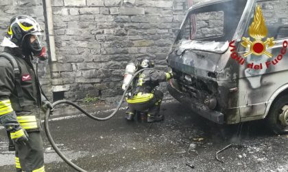 Furgoncino va a fuoco in via Nino Bixio FOTO