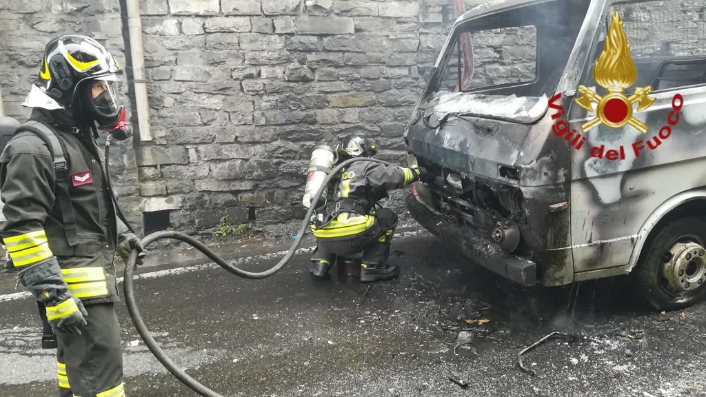 Furgoncino va a fuoco in via Nino Bixio FOTO