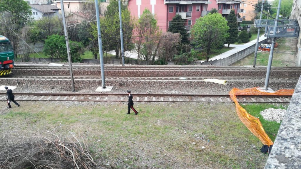 Si sdraia sui binari e aspetta che il treno lo investa, morto 23enne