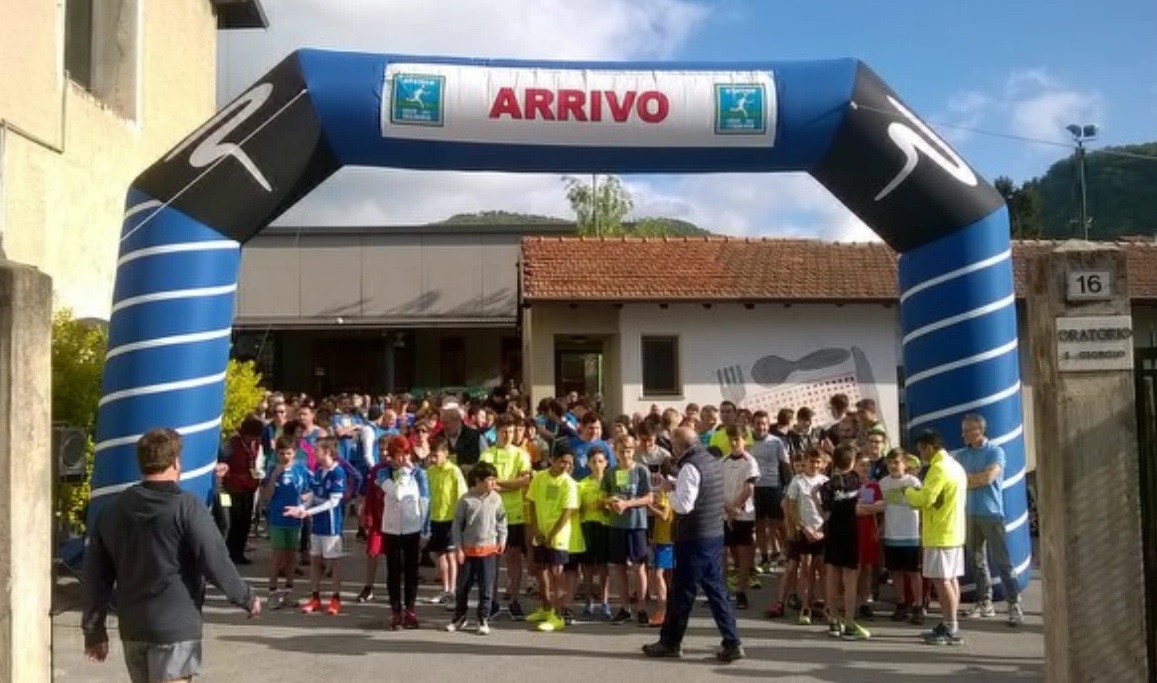 Eupilio, in marcia ricordando Cristina Mazzotti