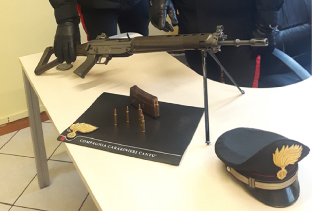 Avevano un mitragliatore (carico e rubato) nell’auto: arrestati due brianzoli