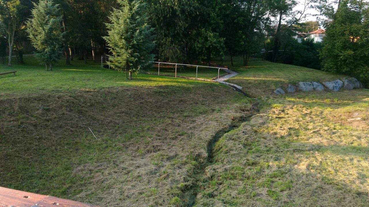 Esibizionista molesta donna nel parco