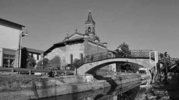 Prete s’impicca per errore pulendo le grondaie della chiesa