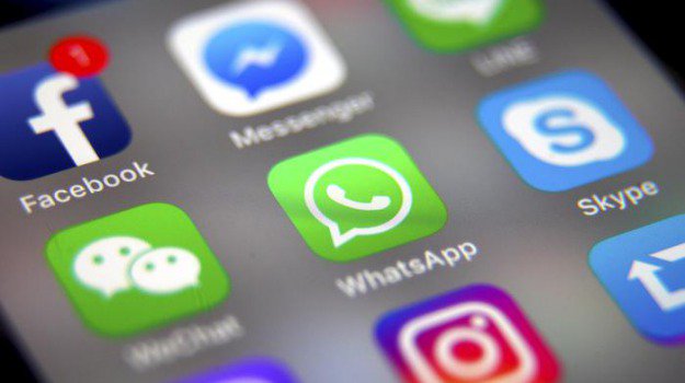 Whatsapp down, impossibile mandare foto e messaggi audio