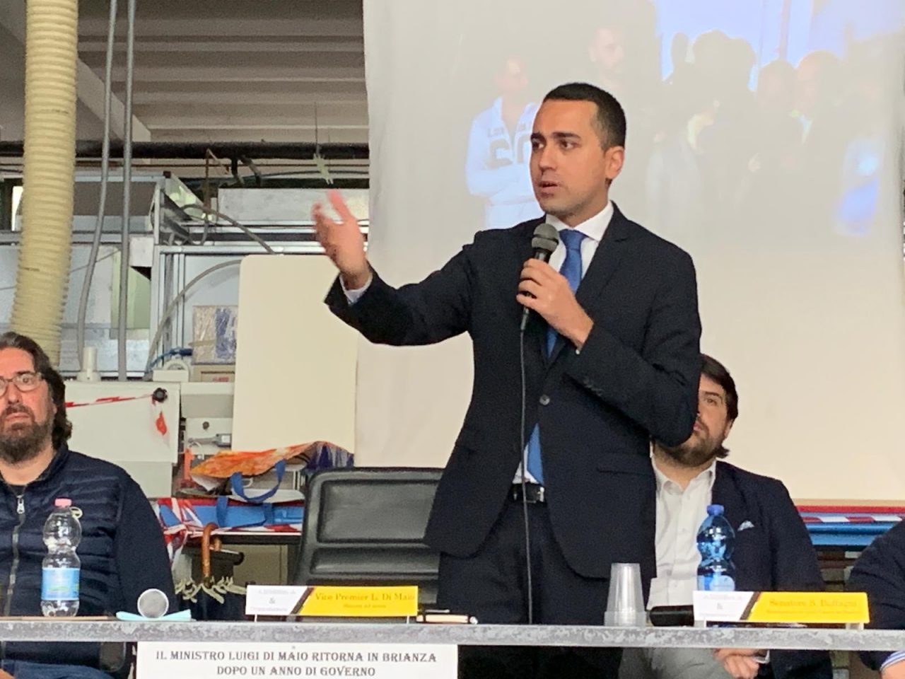 Di Maio in fabbrica a Carugo: stop all’Imu sui capannoni, taglio dei parlamentari e migranti come emergenza europea – VIDEO