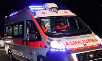 Mezzo ribaltato con tre giovani coinvolti in un incidente stradale - SIRENE DI NOTTE