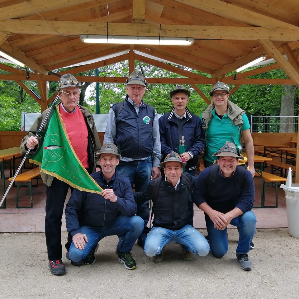 Rubati cappelli e gagliardetti degli alpini dopo l’adunata del centenario