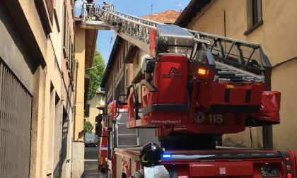 Gronda pericolante, intervento dei Vigili Del Fuoco