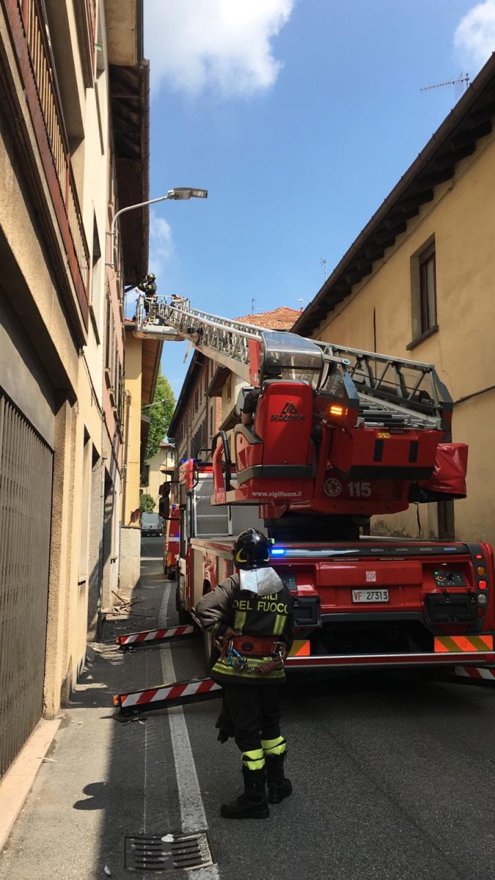 Gronda pericolante, intervento dei Vigili Del Fuoco