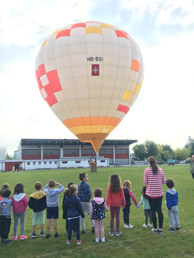 Mongolfiera per i bimbi della scuola materna