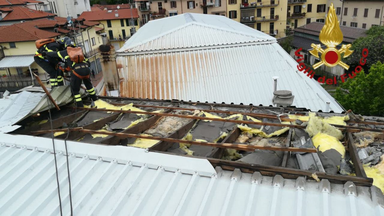 Maltempo Como: copertura divelta, arrivano i Vigili del fuoco