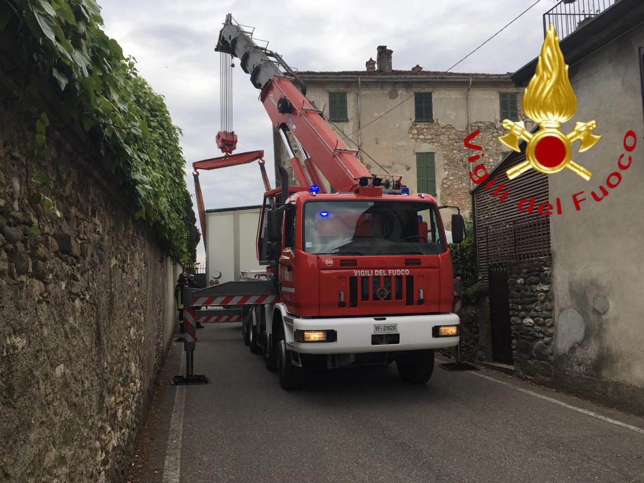 Camion incastrato arrivano i Vigili del Fuoco