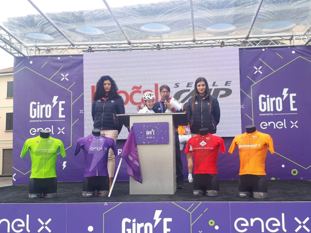 Giro d’Italia 2019 al via la tappa delle bici elettriche FOTO