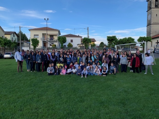 Maestra in pensione, festa a sorpresa con 120 persone FOTO e VIDEO