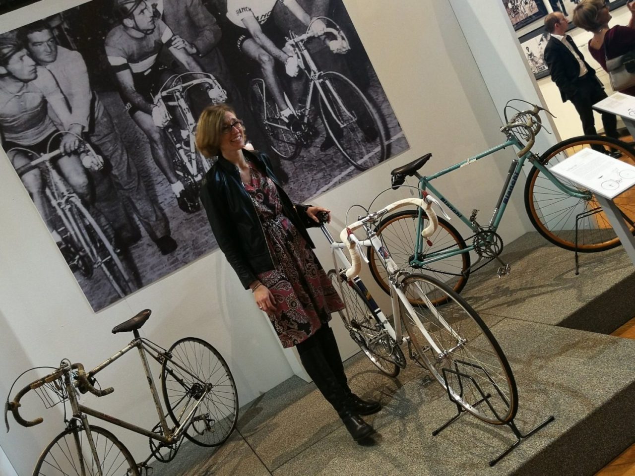 Aspettando il Giro d’Italia a Como: dal Broletto ai negozi, la città un museo del ciclismo diffuso FOTO