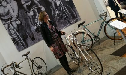 Aspettando il Giro d'Italia a Como: dal Broletto ai negozi, la città un museo del ciclismo diffuso FOTO
