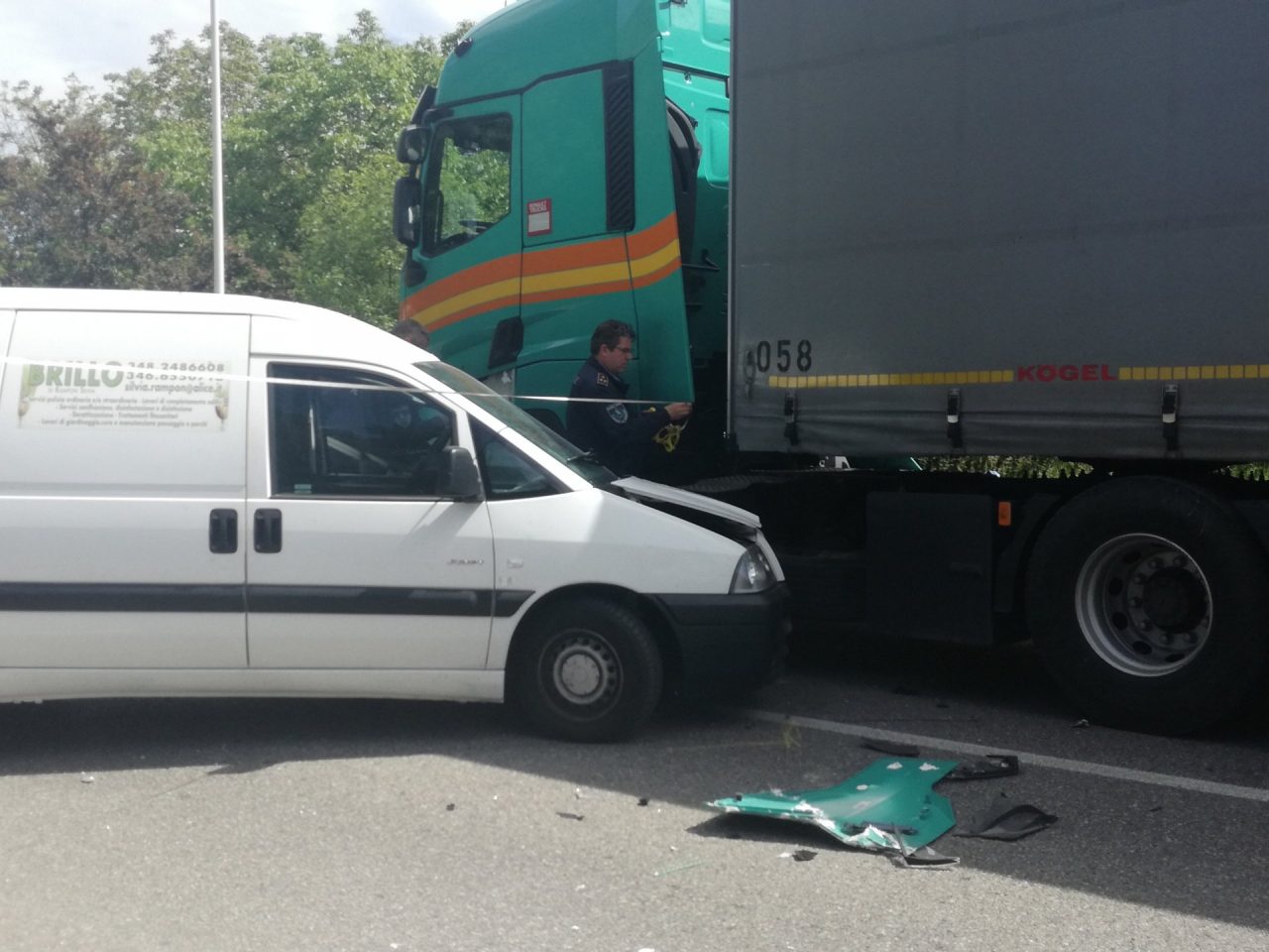 Furgone si schianta contro un tir, ferita una ragazza FOTO