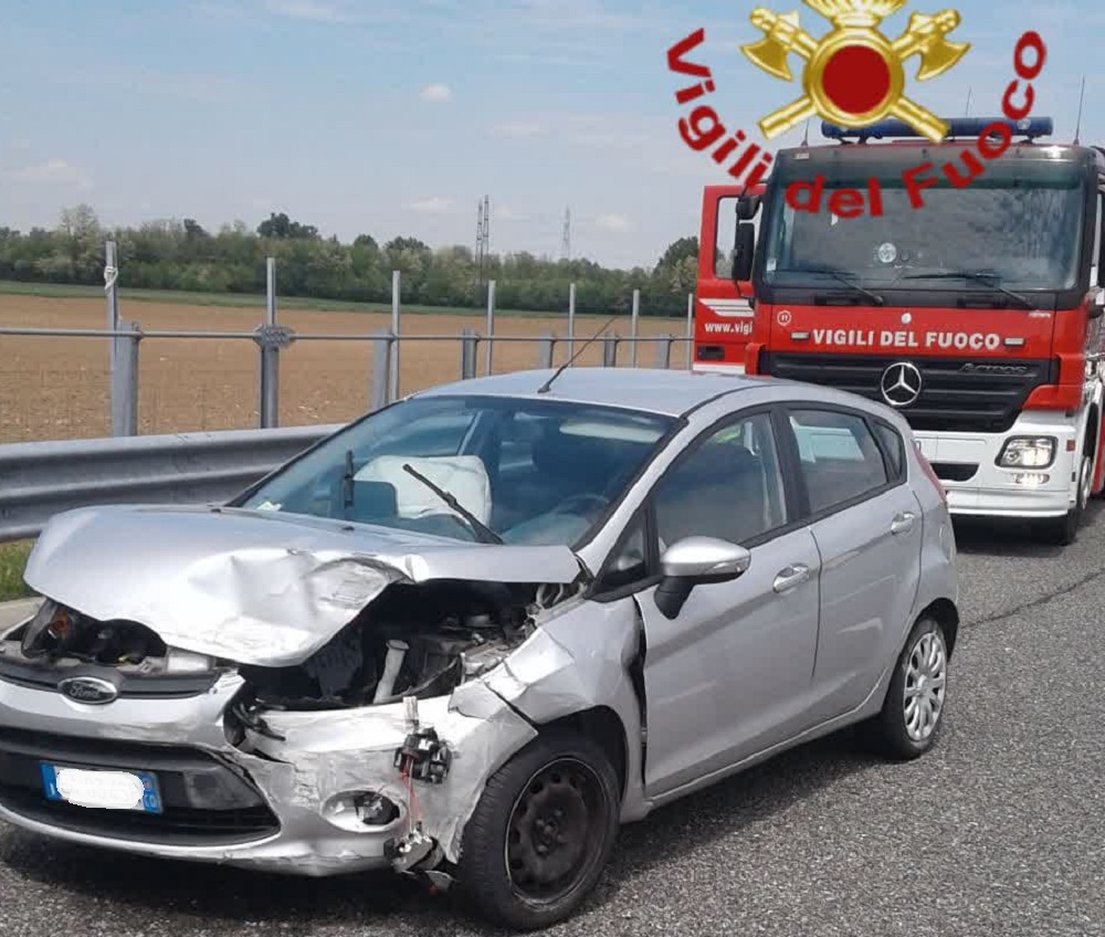 Incidente in autostrada: ferita una donna di 40 anni