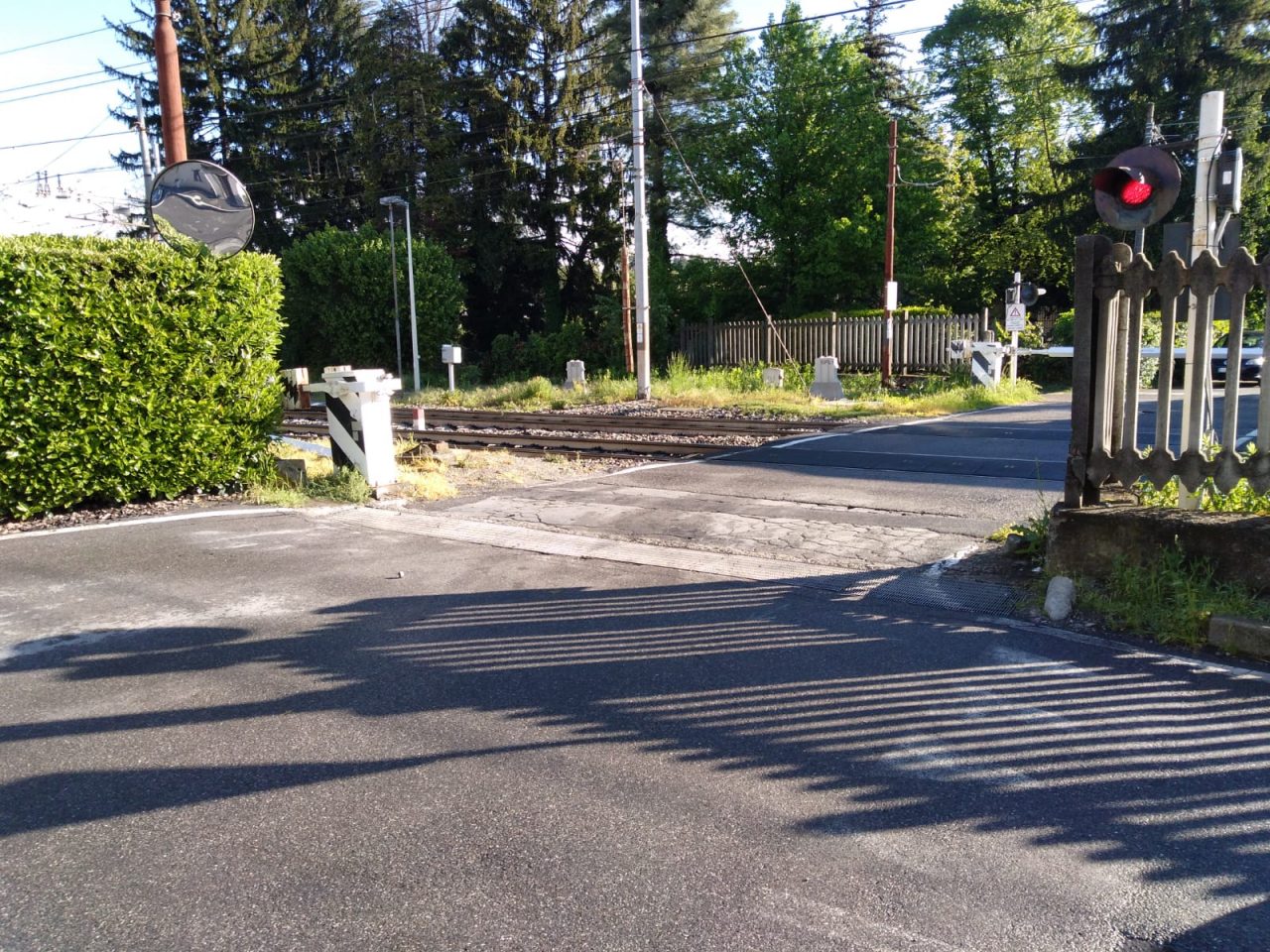 Auto contro passaggio a livello a Carimate: prima si ferma e poi scappa via