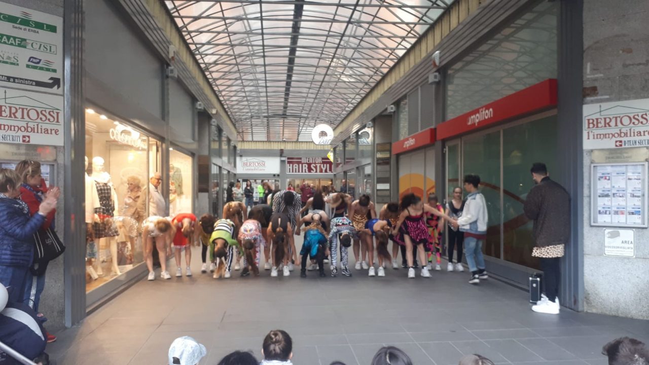 Un flash mob a sorpresa in centro a Erba VIDEO