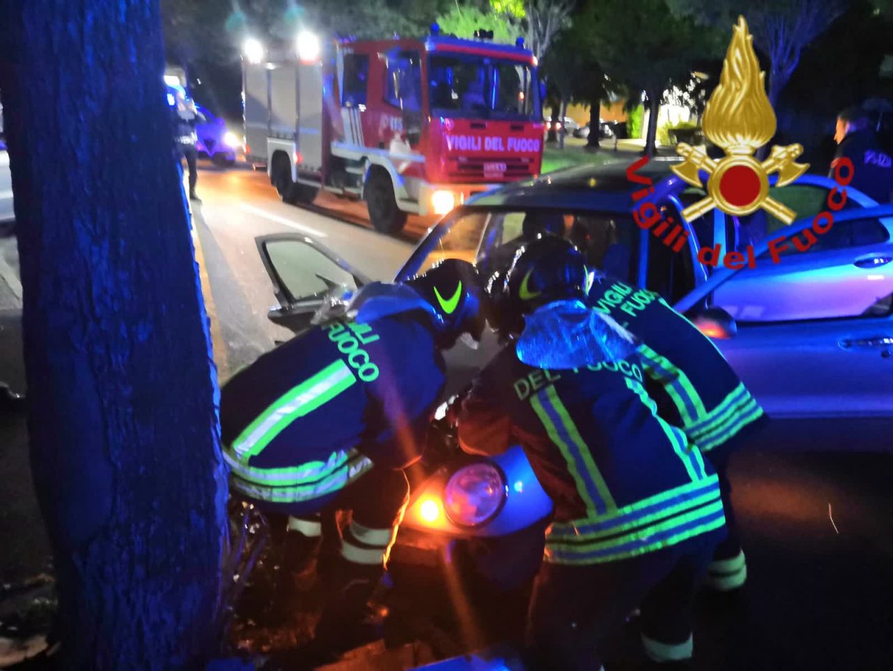 Finisce con l’auto contro un albero a Como SIRENE DI NOTTE