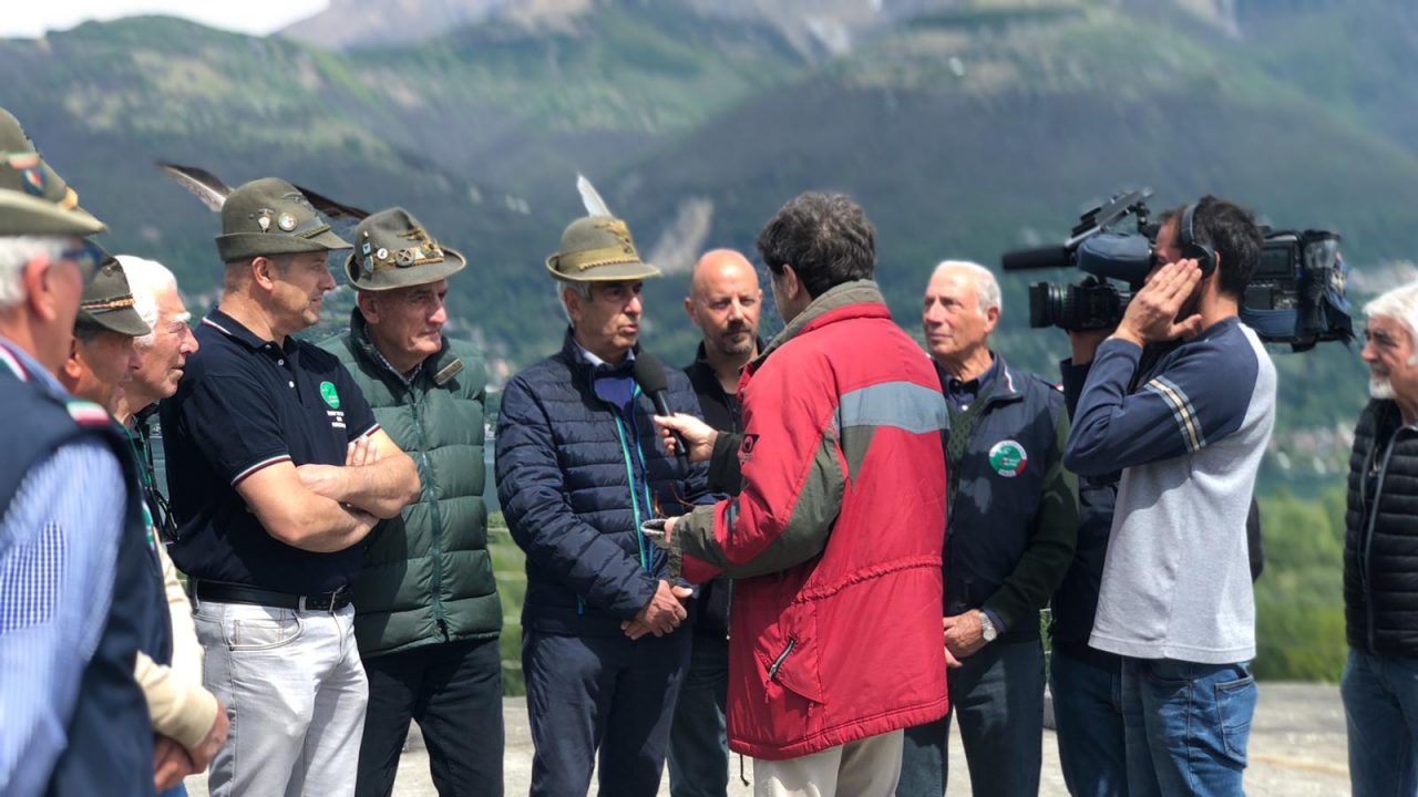 Anche Chi l’ha Visto in campo per ritrovare i cappelli degli alpini rubati dopo l’adunata FOTO