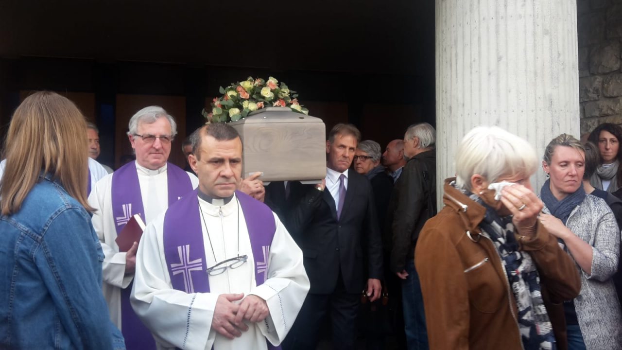 Commosso addio alla professoressa morta insieme alla sua bimba