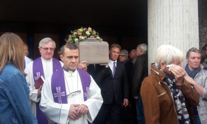 Commosso addio alla professoressa morta insieme alla sua bimba