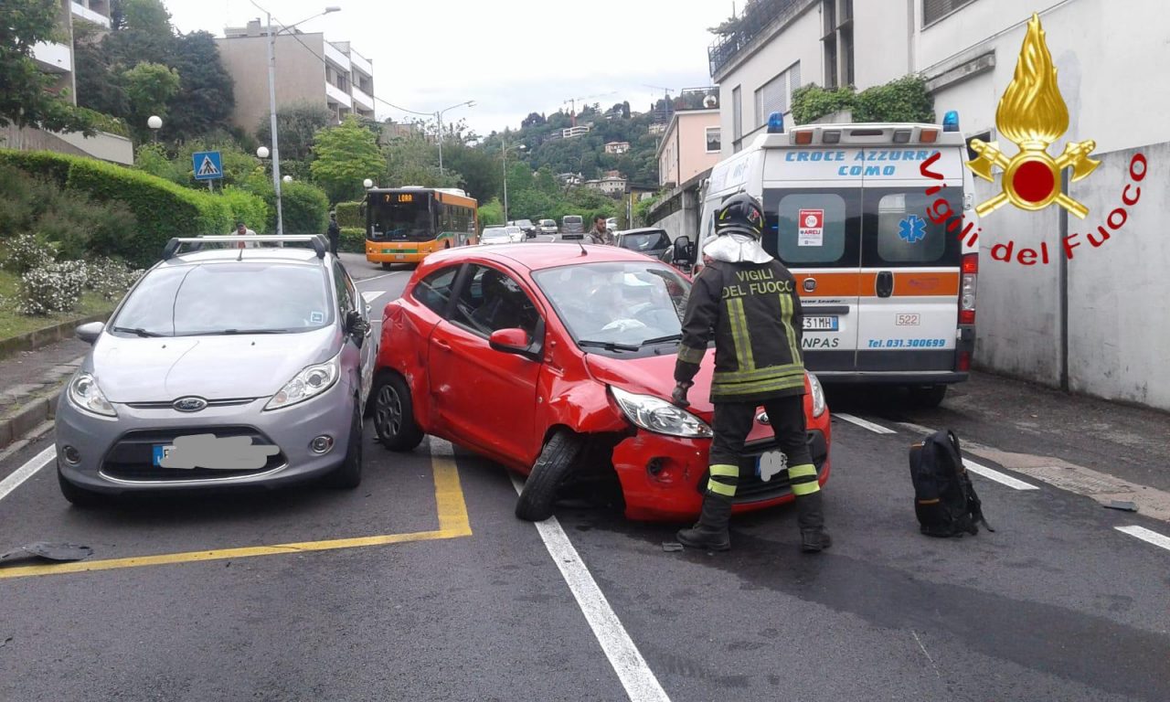 Incidente in via Bixio con tre auto e un’ambulanza coinvolte