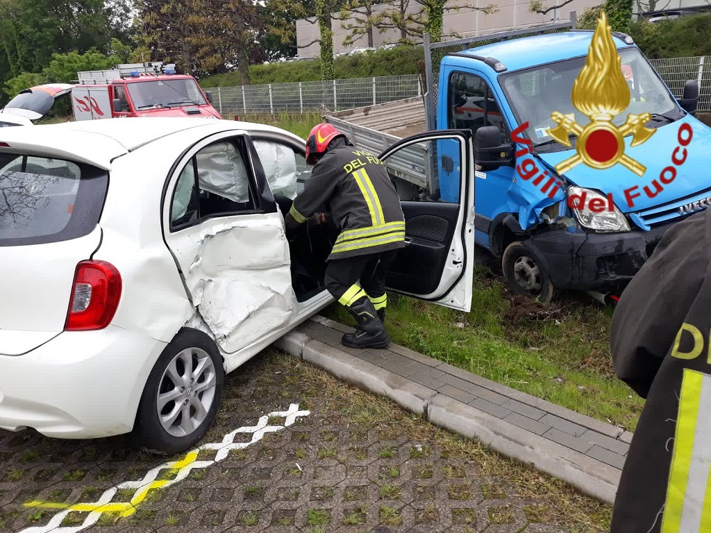 Incidente a Vertemate: scontro tra auto e furgone