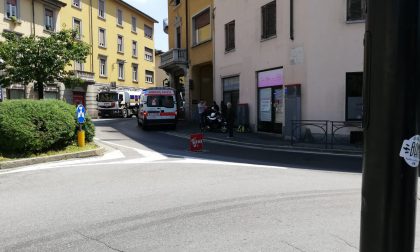 Incidente a Cantù giovane cade dalla moto