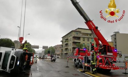 Furgone si ribalta in via Grandi a Como FOTO