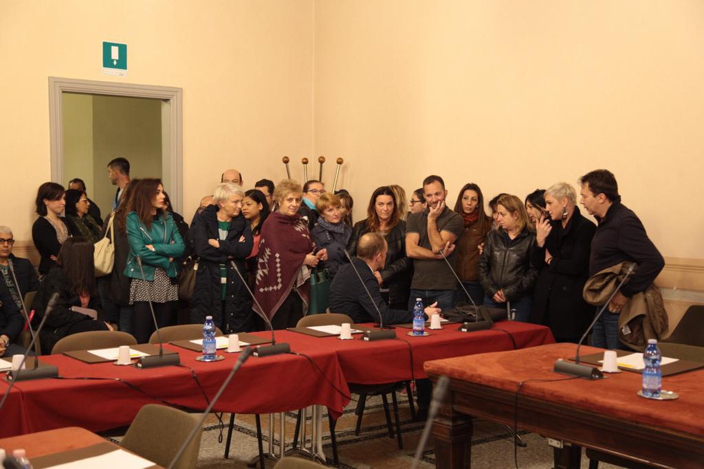 Scuola di via Perti a rischio chiusura, genitori in rivolta: scontro con sindaco e assessore